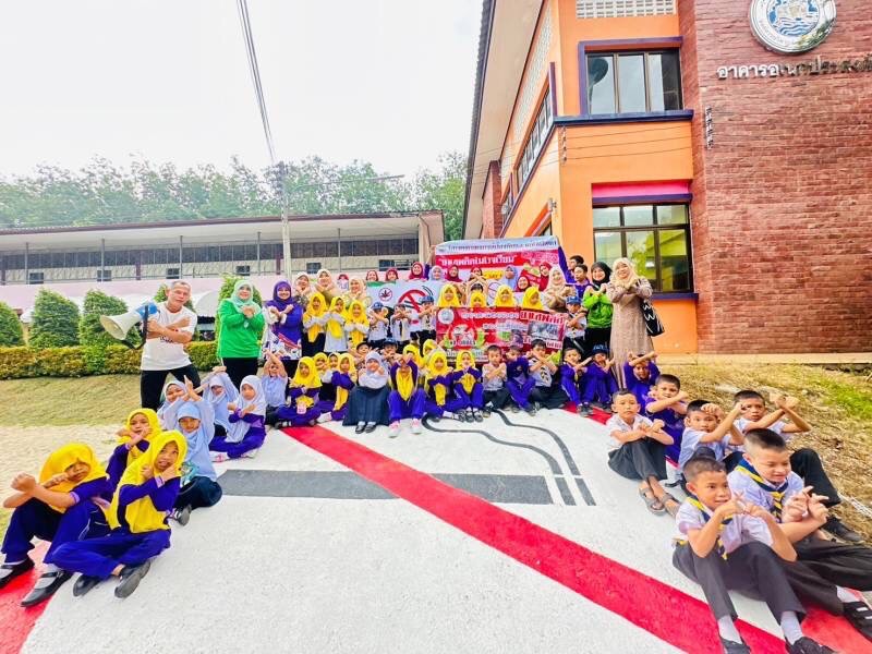 กิจกรรมรณรงค์ต่อต้านยาเสพติด โดยประชาสัมพันธ์เดินรณรงค์ในพื้นที่หมู่ 4 ตำบลลุโบะยิไร