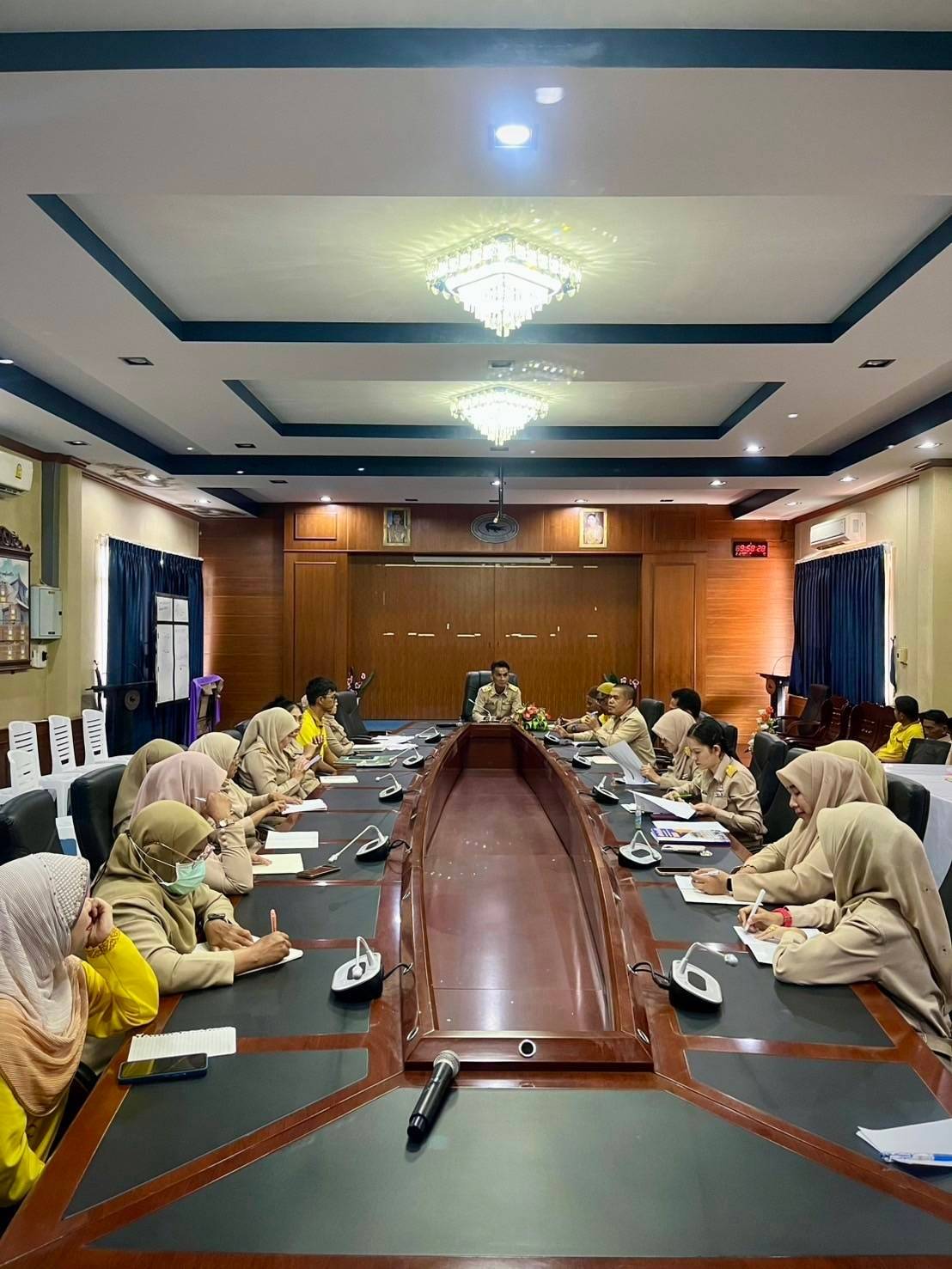 การประชุมประจำเดือนพนักงานส่วนตำบล พนักงานครูและพนักงานงานจ้าง อบต.ลุโบะยิไร